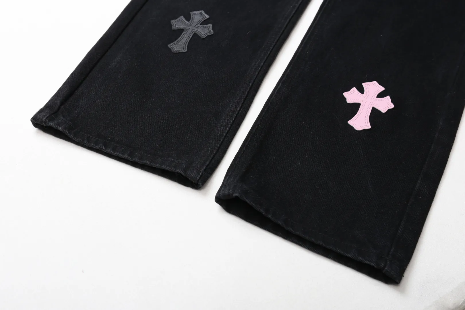 P260 [Next day] Chrome Hearts | CH city limited series Sanskrit cross patch leather jeans - black and pink color - "Hong Kong" limited edition jeans. The finished products need to be washed and then disassembled and hand-ordered. The sheepskin cross leather is then spliced ​​to complete. The whole piece requires too much craftsmanship to explain. The texture can be seen in your hand, and it looks good. The upper body effect is particularly stiff and stylish, super stylish. Same style for men and women - Color: black with blue, black with black, black with pink. Size: 28 30 32 34. Corresponding sizes s-xl. Available in stock in seconds. Detailed sizes can be found in picture 9.